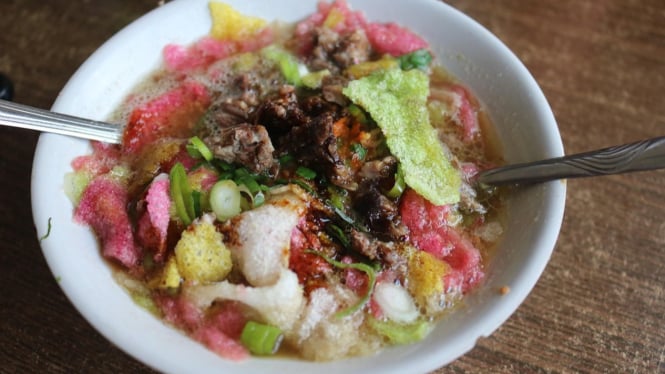 Soto Sokaraja, sarapan khas Banyumas yang kaya rasa dan warna.