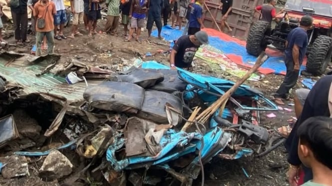 Kondisi Angkot Remuk Usai Kecelakaan di Purworejo