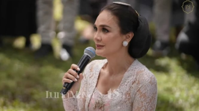 Luna Maya menikah remi dengan Maxime Bouttier