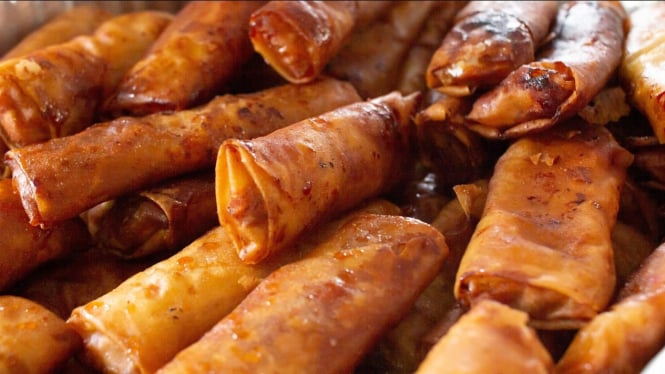 Lumpia Semarang, gurih renyah dengan isian rebung dan saus manis.