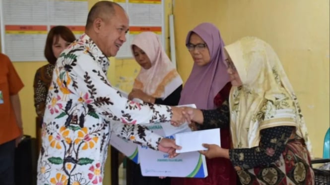 Pemyerahan santunan Bupati Sadewo kepada Kopipo Ajibarang