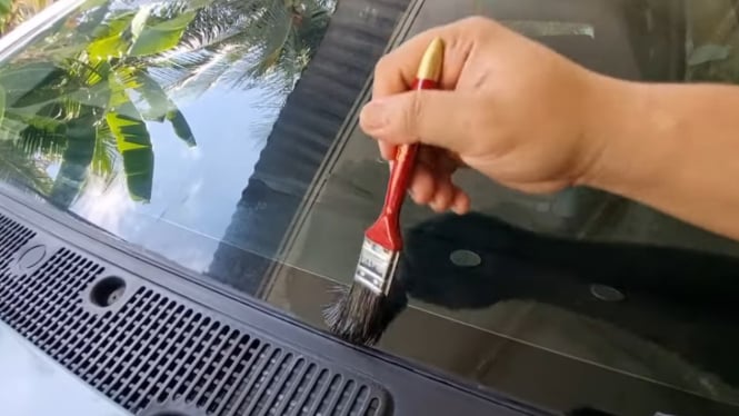 Trik Bersihkan Jamur Kaca Mobil