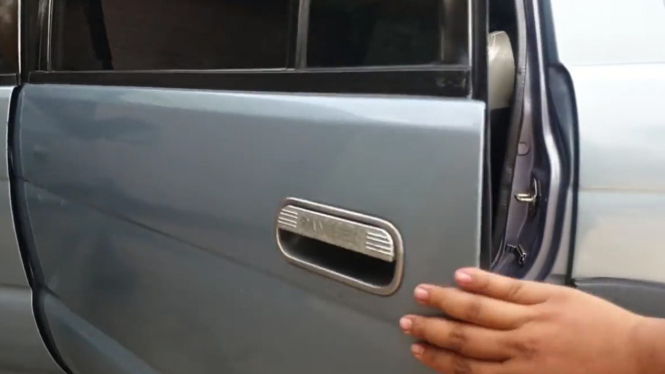 Cara Memperbaiki Pintu Mobil