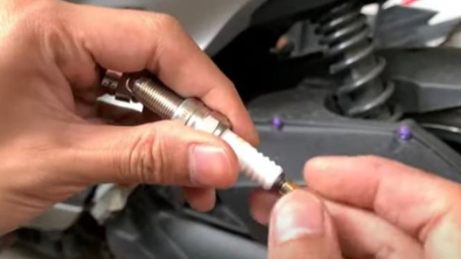 Cara Membersihkan Busi Motor
