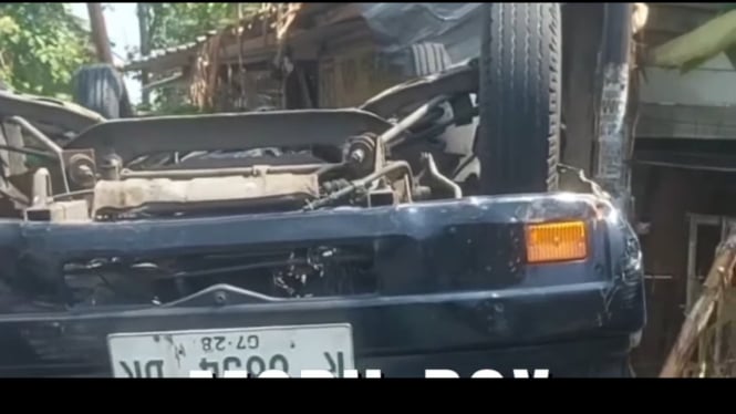 Mobil Box Terbalik di Dekat Kaliori Kalibagor