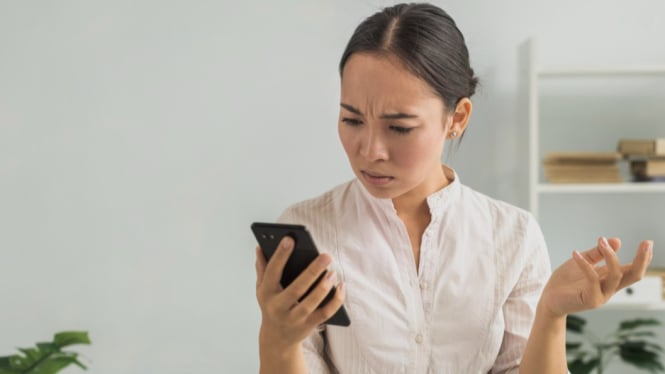 Wanita sedang melihat chat