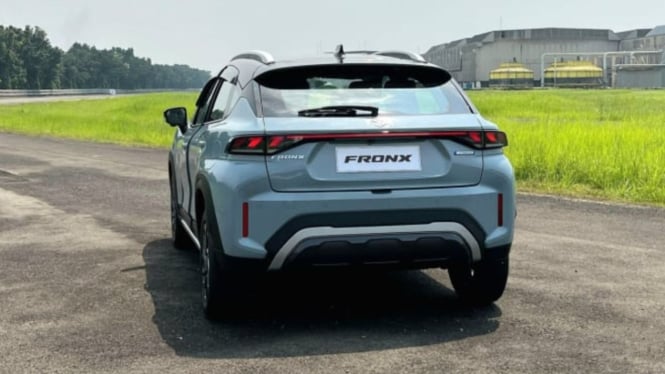Potret mobil Suzuki Fronx dari belakang