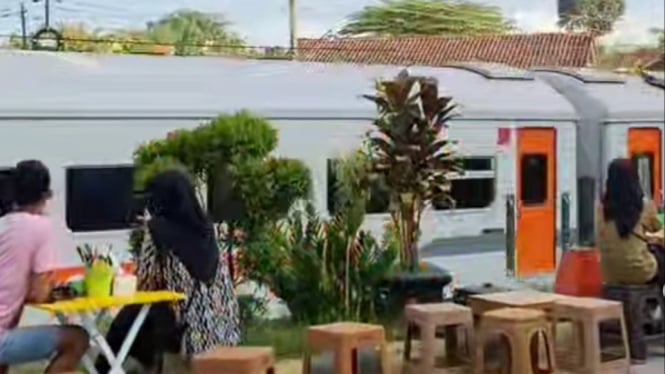 Makan Mie Ayam Bonus Pemandangan Kereta Api