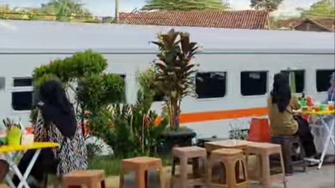 Kuliner di Banyumas dengan Pemandangan Kereta Api