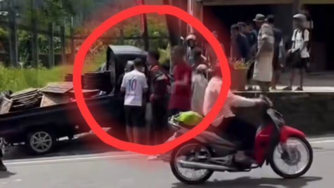 Mobil Pick Up Menabrak Tiang di Jalan Raya Prigi Sigaluh Banjarnegara