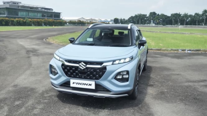 Tampilan mobil Suzuki Fronx dari depan