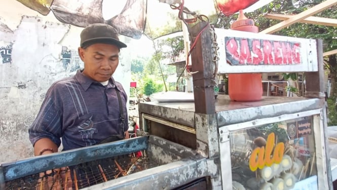 Fathkurohman (57) penjual basreng (bakso goreng) keliling di Wonosobo
