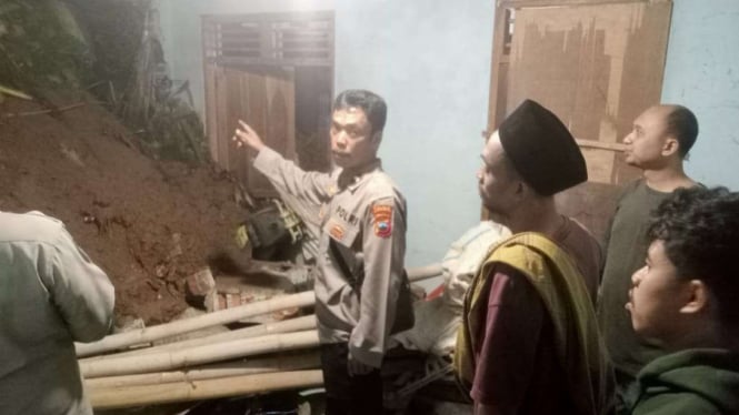 Tembok Rumah Jebol Dihantam Longsor