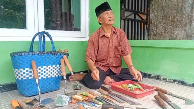 Lujeng Hadi Taryono (74), penjual pisau keliling di Wonosobo
