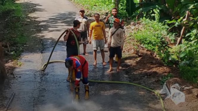Damkar Banyumas Lakukan Pembersihan Longsor di Patikraja