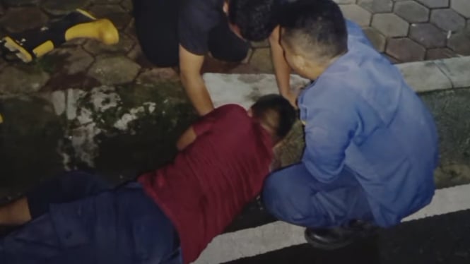 Penanganan HP Terjatuh ke Dalam Saluran Air di Purwokerto