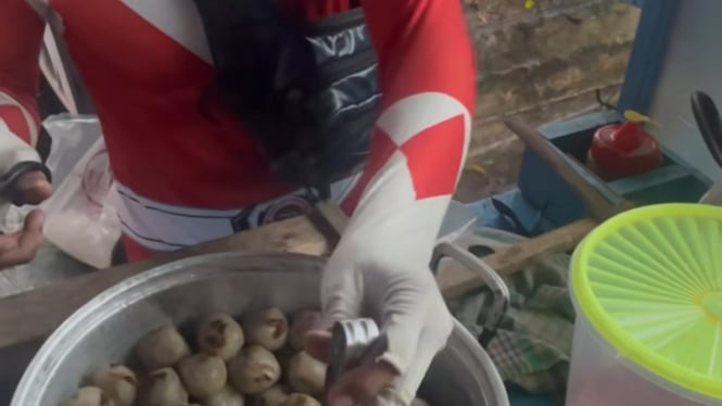 Penjual Cilok Keliling di Purbalingga Pakai Kostum Power Rangers