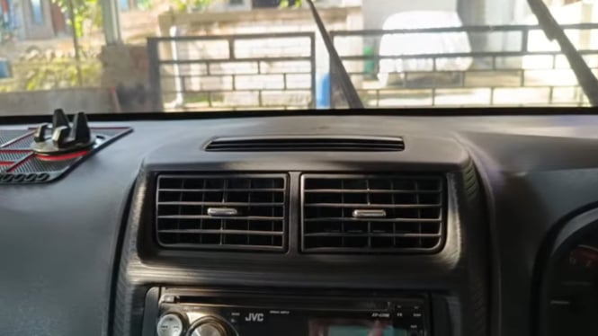 Bersihkan AC Mobil