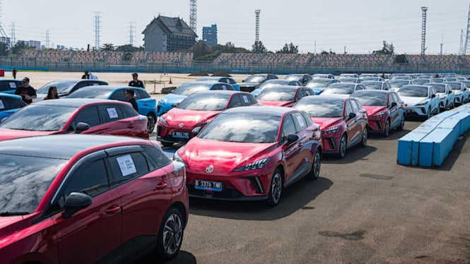 Ratusan mobil listrik MG menjajal Sirkuit E-Prix di Ancol