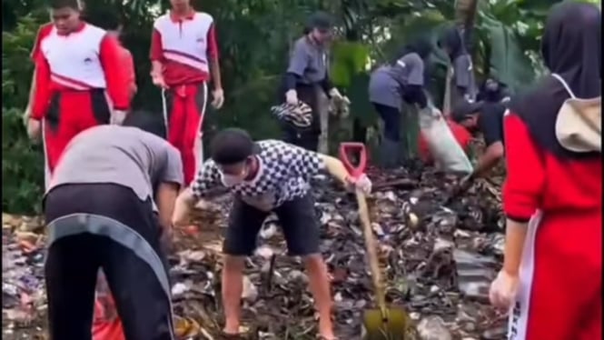 Gotong Royong bersih sampah di Jembatan Wika Wirasana