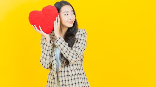 Ilustrasi Perempuan Jatuh Cinta Diam