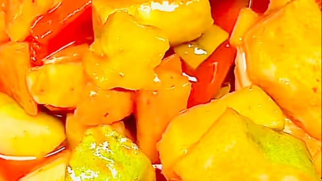 Mukbang Asinan Buah Kuah Lemon Enak di Purwokerto