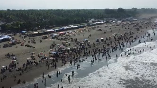 Suasana Pantai Widarapayung di Cilacap