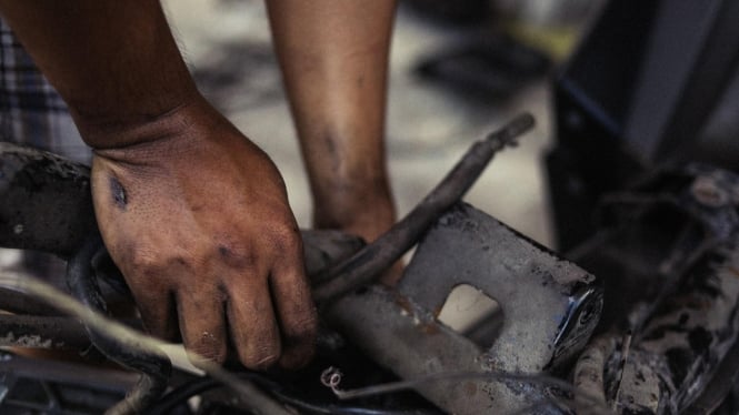 Motor yang sedang diberi perawatan