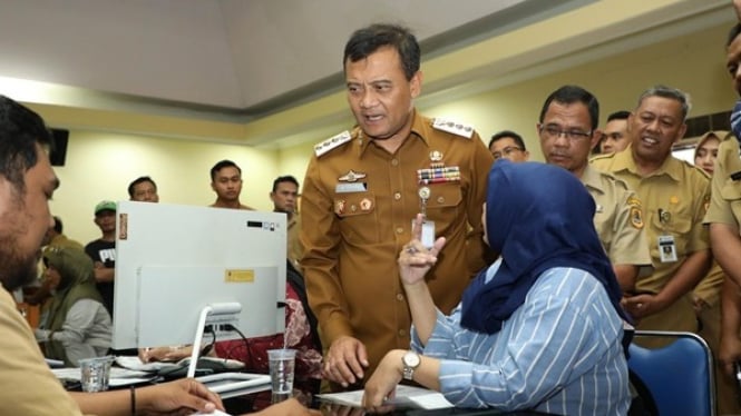 Gubernur Jateng tinjau Posko SPMB 2025 di Disdikbud