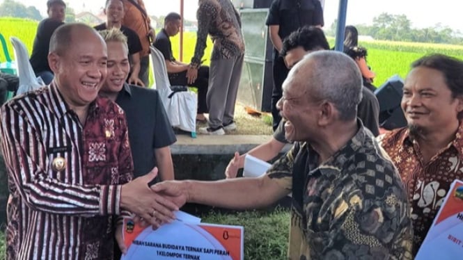 Bupati Banyumas serahkan hibah ke 98 kelompok tani dan ternak