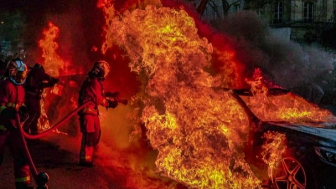 Ilustrasi Bus Pahala Kencana terbakar di Madura