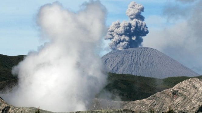 Kolom abu Gunung Semeru membumbung setinggi 800 meter