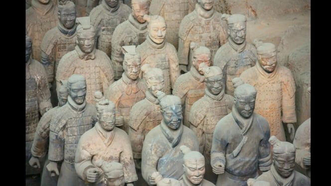 Pria nekat lompat ke pit Museum Terracotta,2 patung rusak
