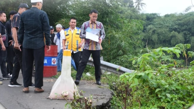 Bupati Fahmi Tinjau Longsor di Sungai daerah Purbalingga