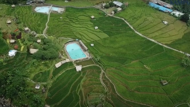 Wisata Kolam Renang di Sawah- Pagabugan Melung (tampak atas)
