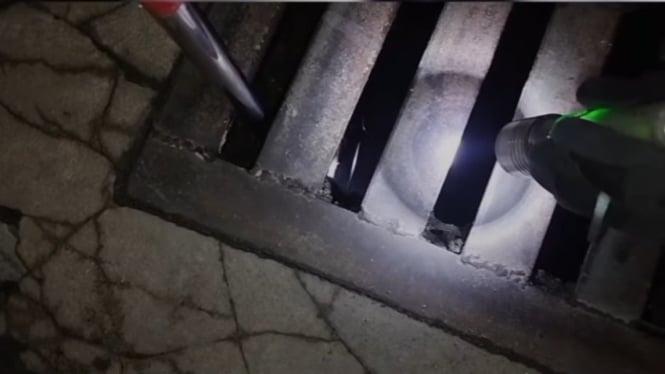 Evakuasi Kunci Sepeda Motor Jatuh ke Selokan di Grendeng