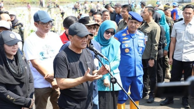 Gubernur Luthfi tanam mangrove bareng warga di Brebes