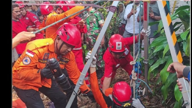 Evakuasi balita tercebur sumur di Tegal
