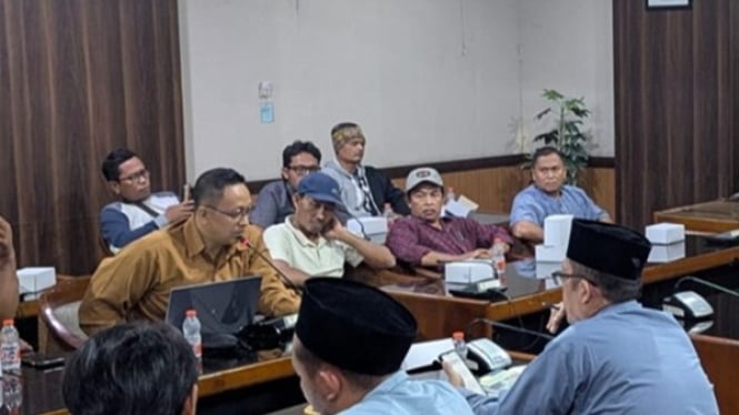 Pedagang bensin eceran di DPRD Rembang