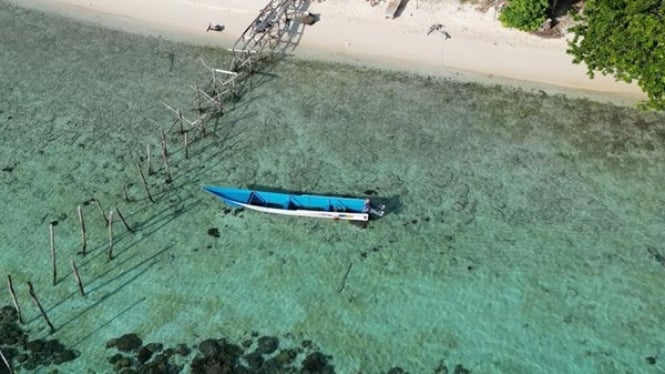 Ilustrasi Limbah tambang merusak air biru Pulau Gag