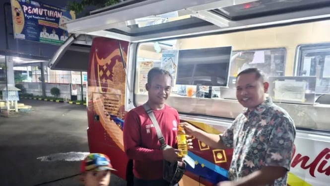 Bayar Pajak di Halaman Depan Kantor Samsat Purwokerto
