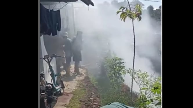 Tim Damkar padamkan api di lokasi kebakaran Wonogiri