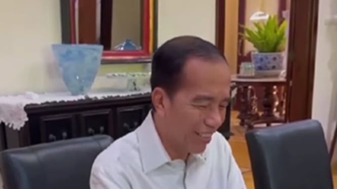 Jokowi tanggapi polemik skripsinya santai