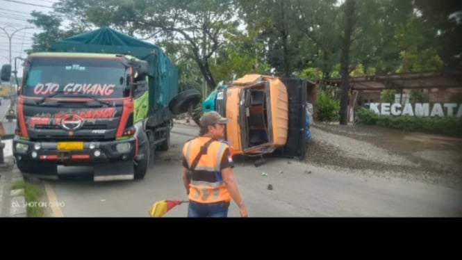 Truk Terguling di tugu Semarang