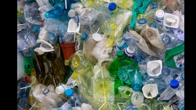 Ilustrasi Tumpukan sampah plastik di tempat pembuangan Cilacap