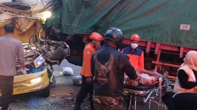 Evakuasi Korban Kecelakaan di Jalan Raya Purwodadi-Semarang