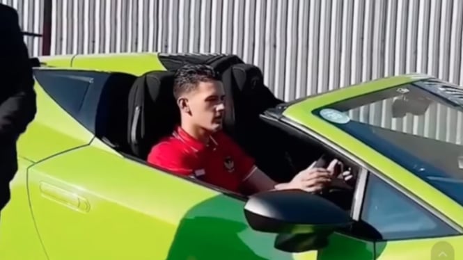 Justin Hubner mengendarai Lamborghini Huracan Evo