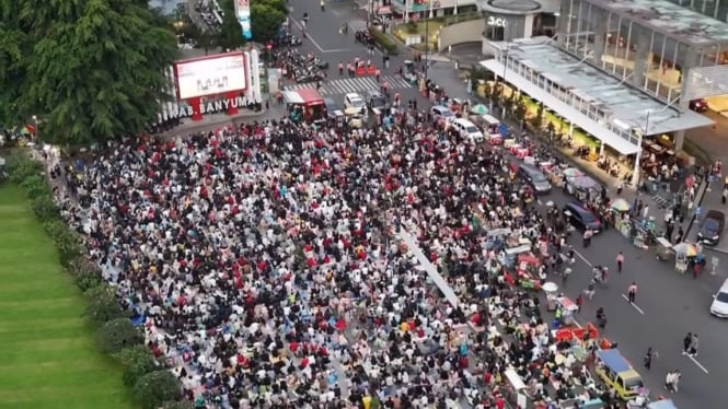 Nobar di Alun-Alun Purwokerto