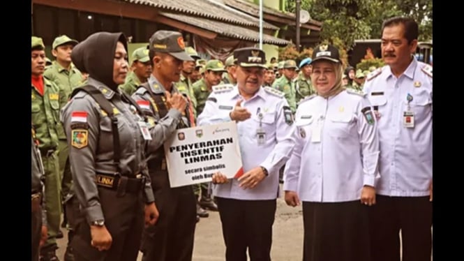 Bupati serahkan insentif kepada anggota Satlinmas
