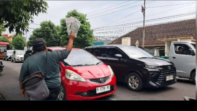 Penjual Koran di Banyumas Masih Setia Berkeliling